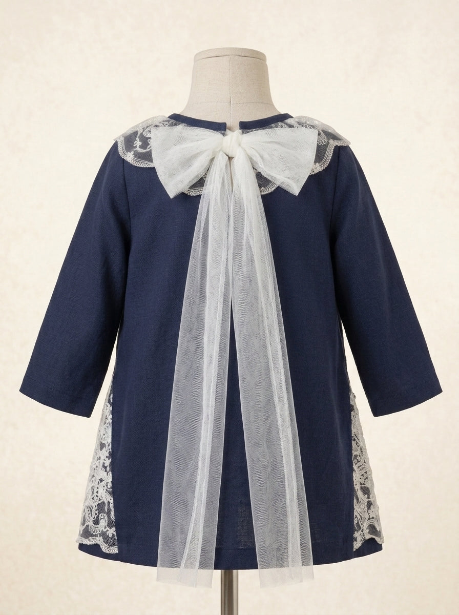 Vestido manga larga azul marino con puntilla