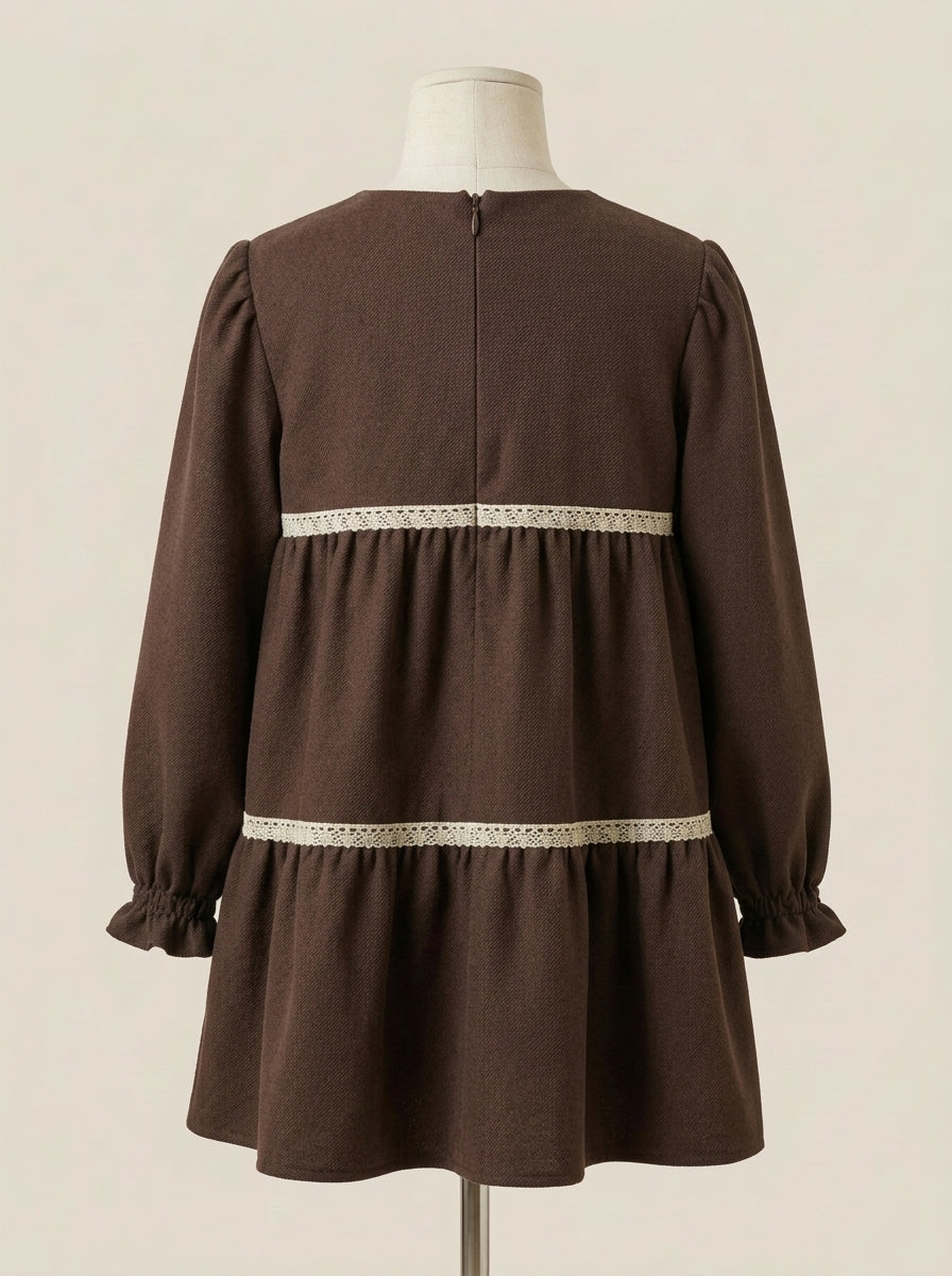 Vestido marrón chocolate con puntilla beig entre cortes