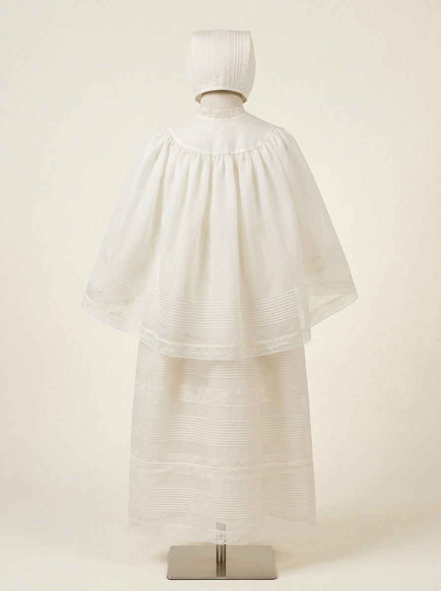 Faldón organza beige con lorzas y vainicas, capota y capa