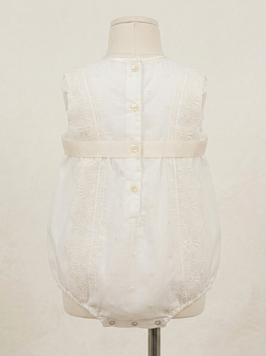 Pelele beige organza bordada y puntilla