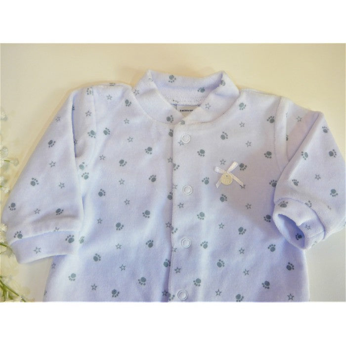 Pijama terciopelo celeste y huellitas grises