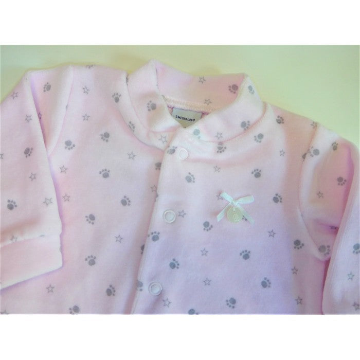 Pijama terciopelo rosa con huellitas grises