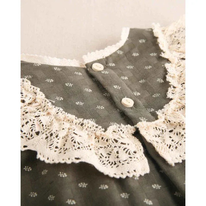 Vestido verde con hojitas y ganchillo beig - PARDALETS