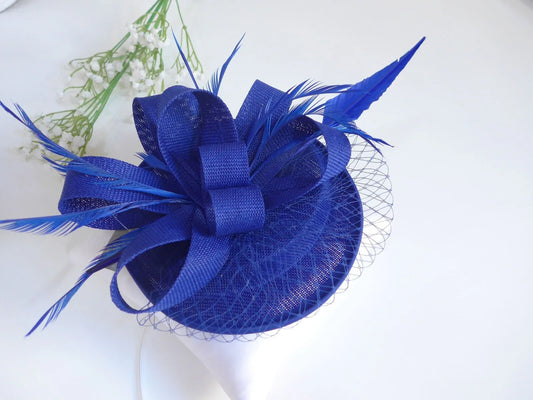 Tocado azulon rafia, plumas y rejilla - PARDALETS