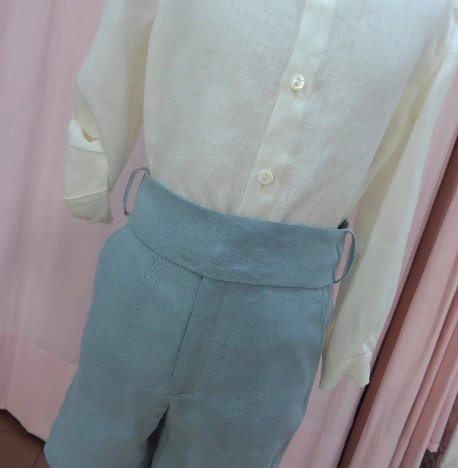 Conjunto camisa lino beig, short azul oceano con fajin y pajarita - PARDALETS