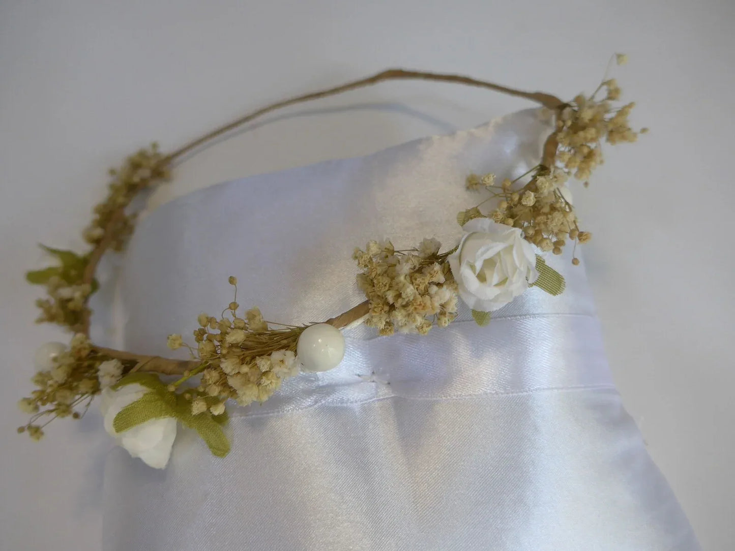 Corona flores blancas y paniculata beig - PARDALETS