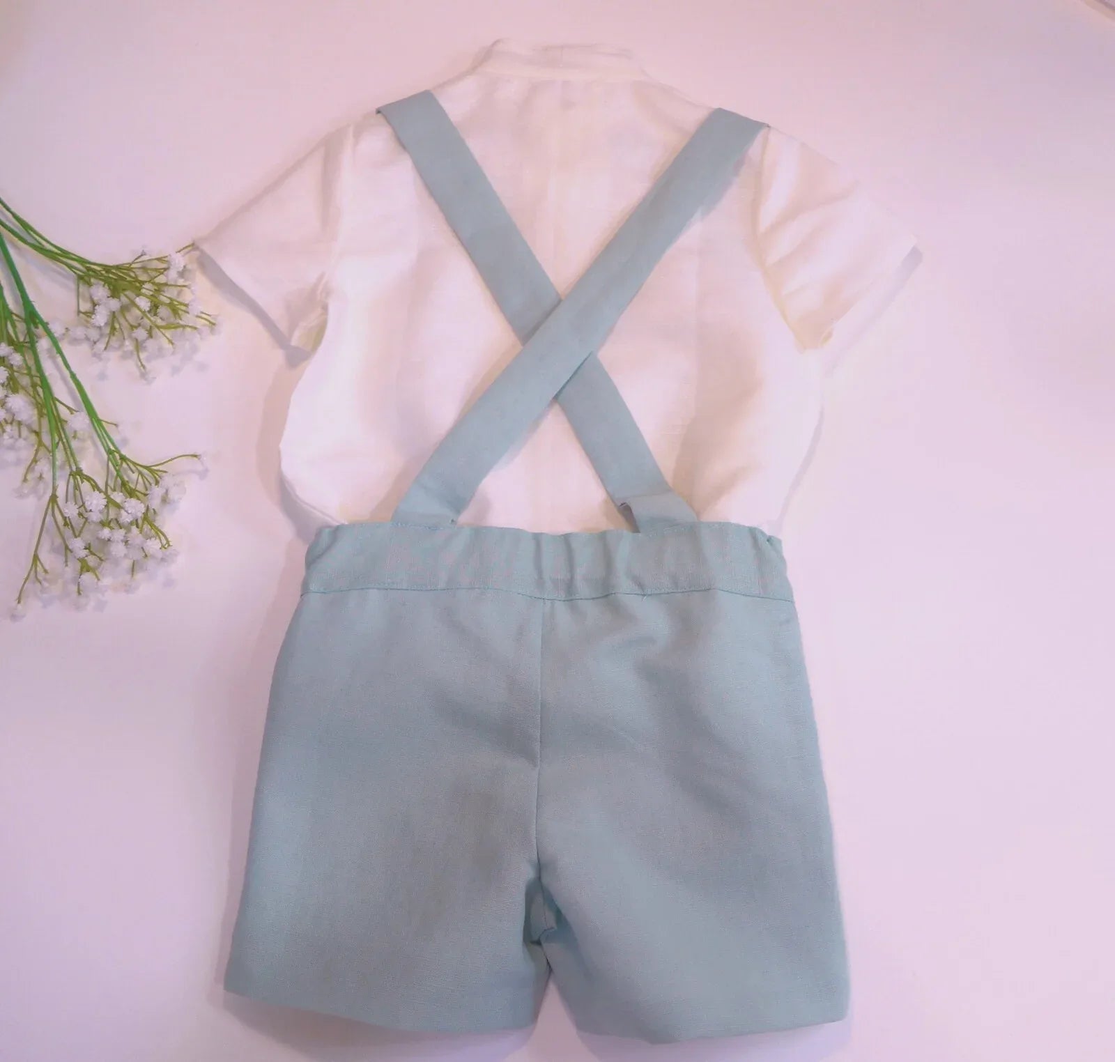 Conjunto camisa beig y short con tirantes verde - PARDALETS