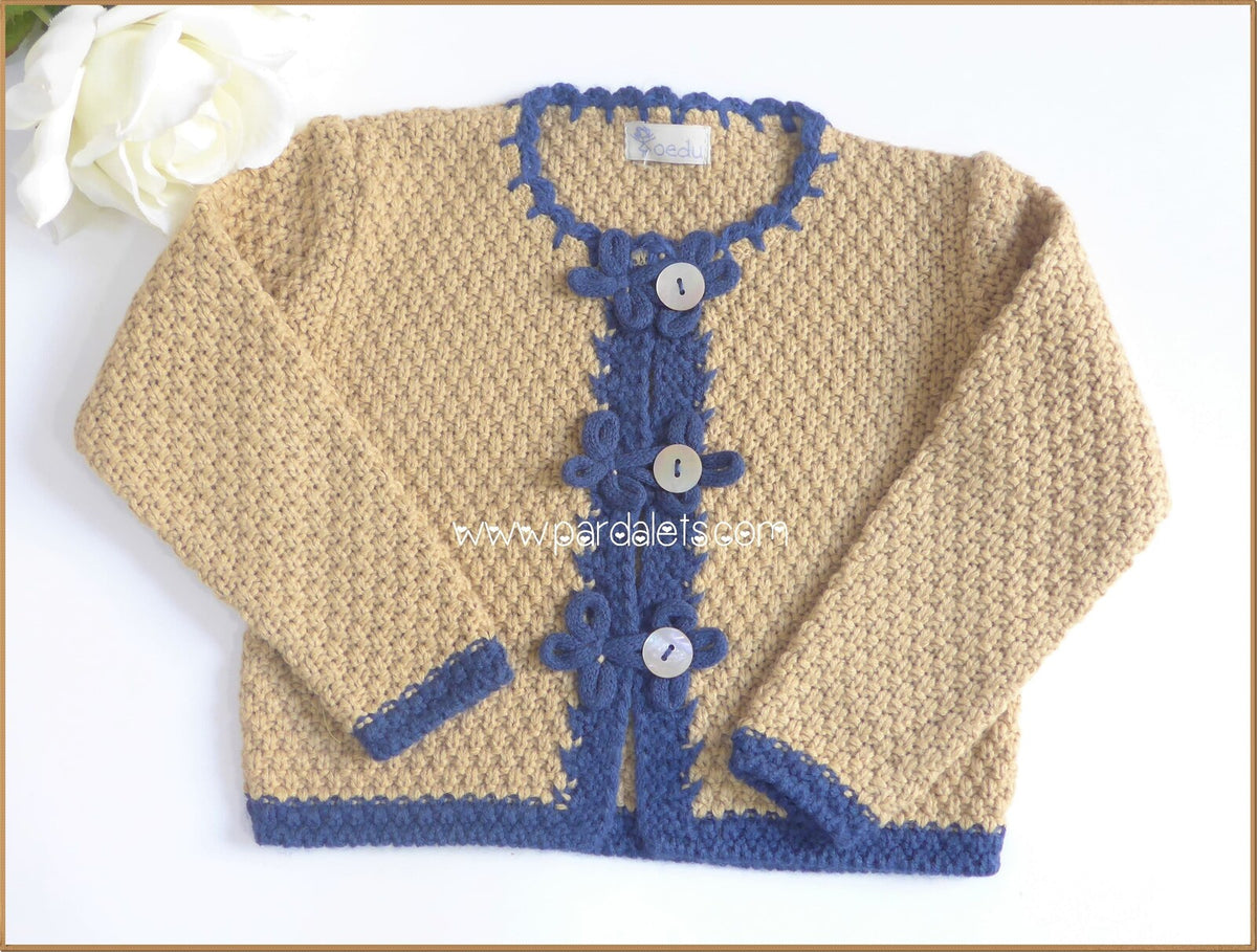 Chaqueta camel y ribete azul marino
