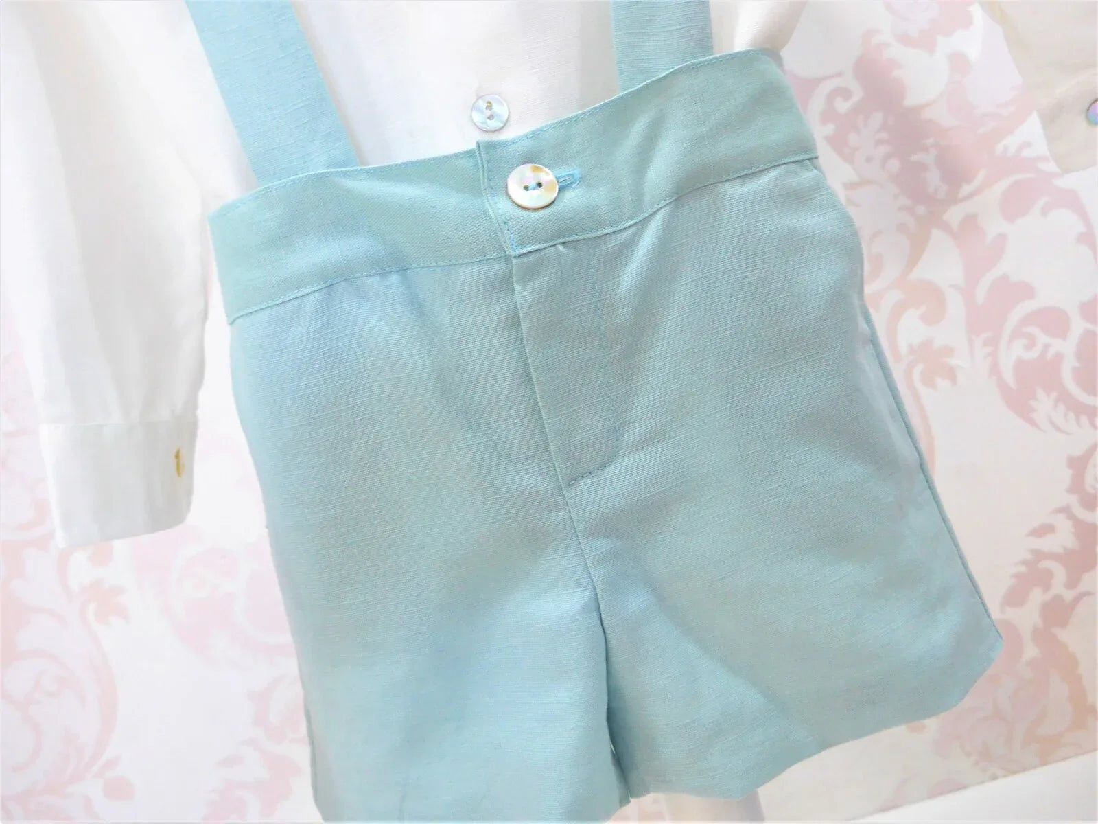 Conjunto camisa beig y short con tirantes verdes - PARDALETS