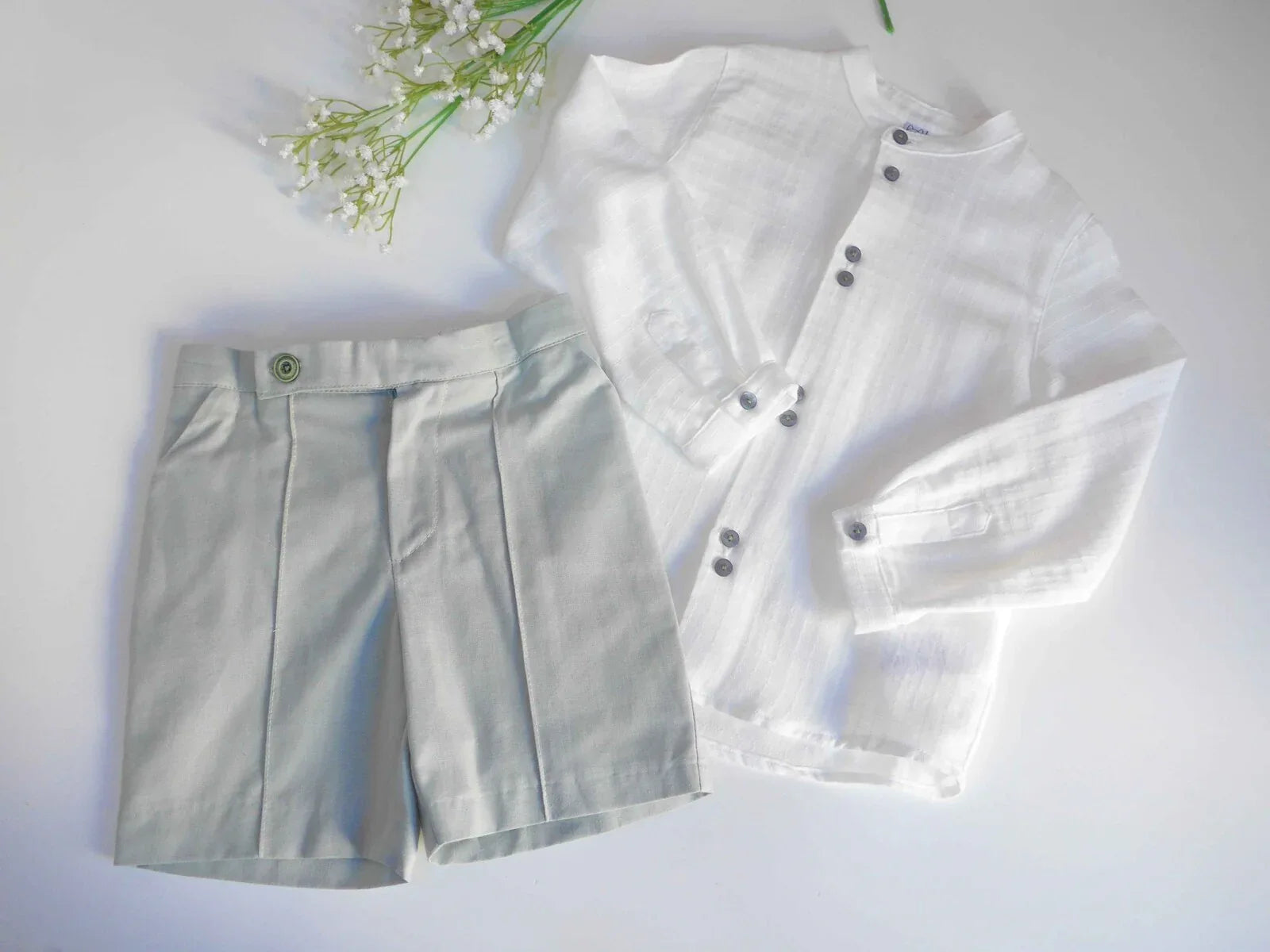 Conjunto camisa blanca y short verde empolvado "Pandora" - PARDALETS