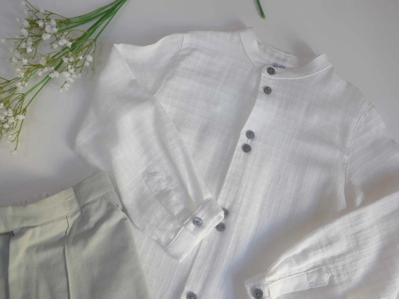 Conjunto camisa blanca y short verde empolvado "Pandora" - PARDALETS