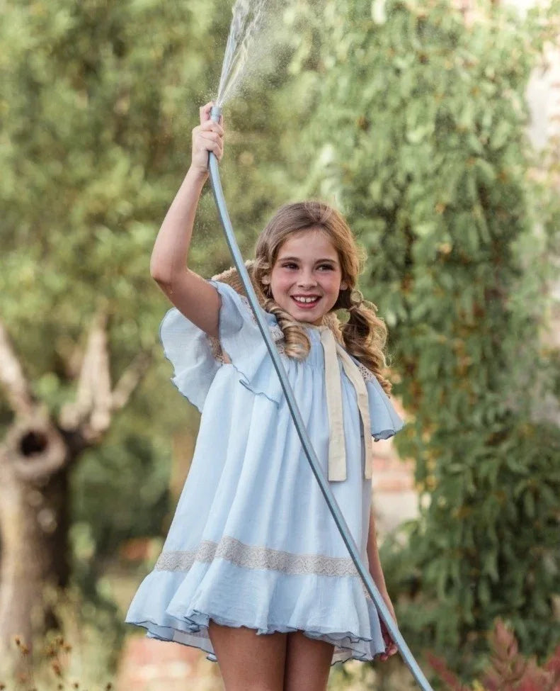 Vestido gasa celeste con puntilla beig "Doris" - PARDALETS