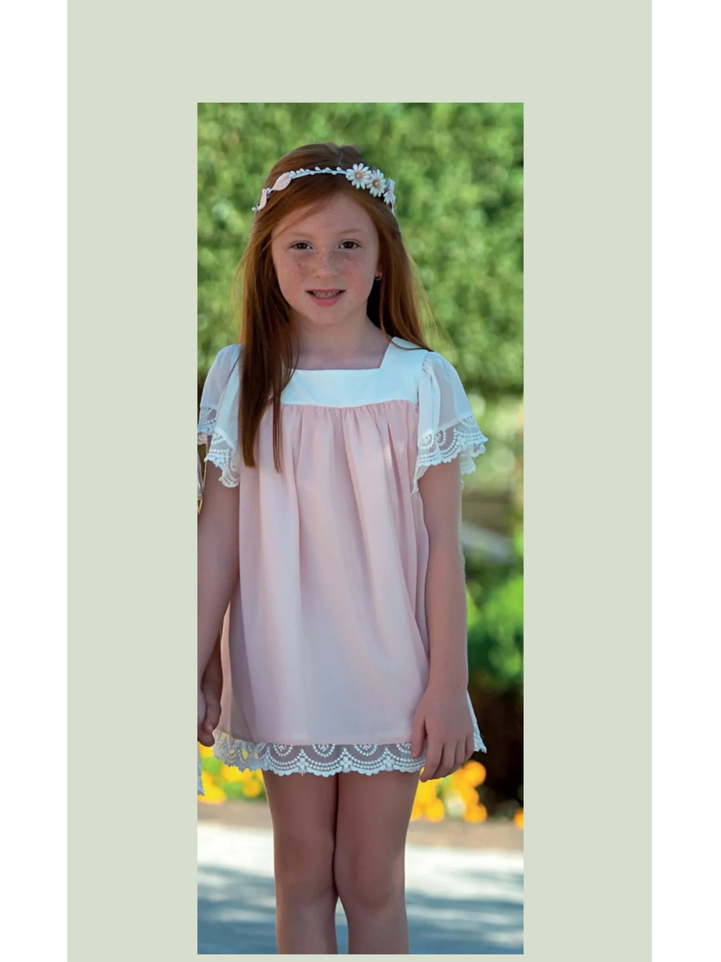 Vestido cuerpo blanco manga corta y falda rosa con puntilla
