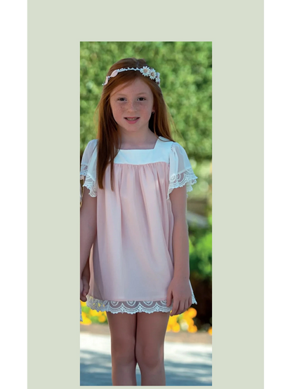 Vestido cuerpo blanco manga corta y falda rosa con puntilla