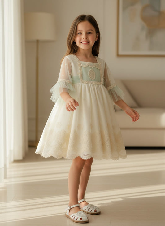 Vestido tul bordado beig con fajin verde y manga francesa