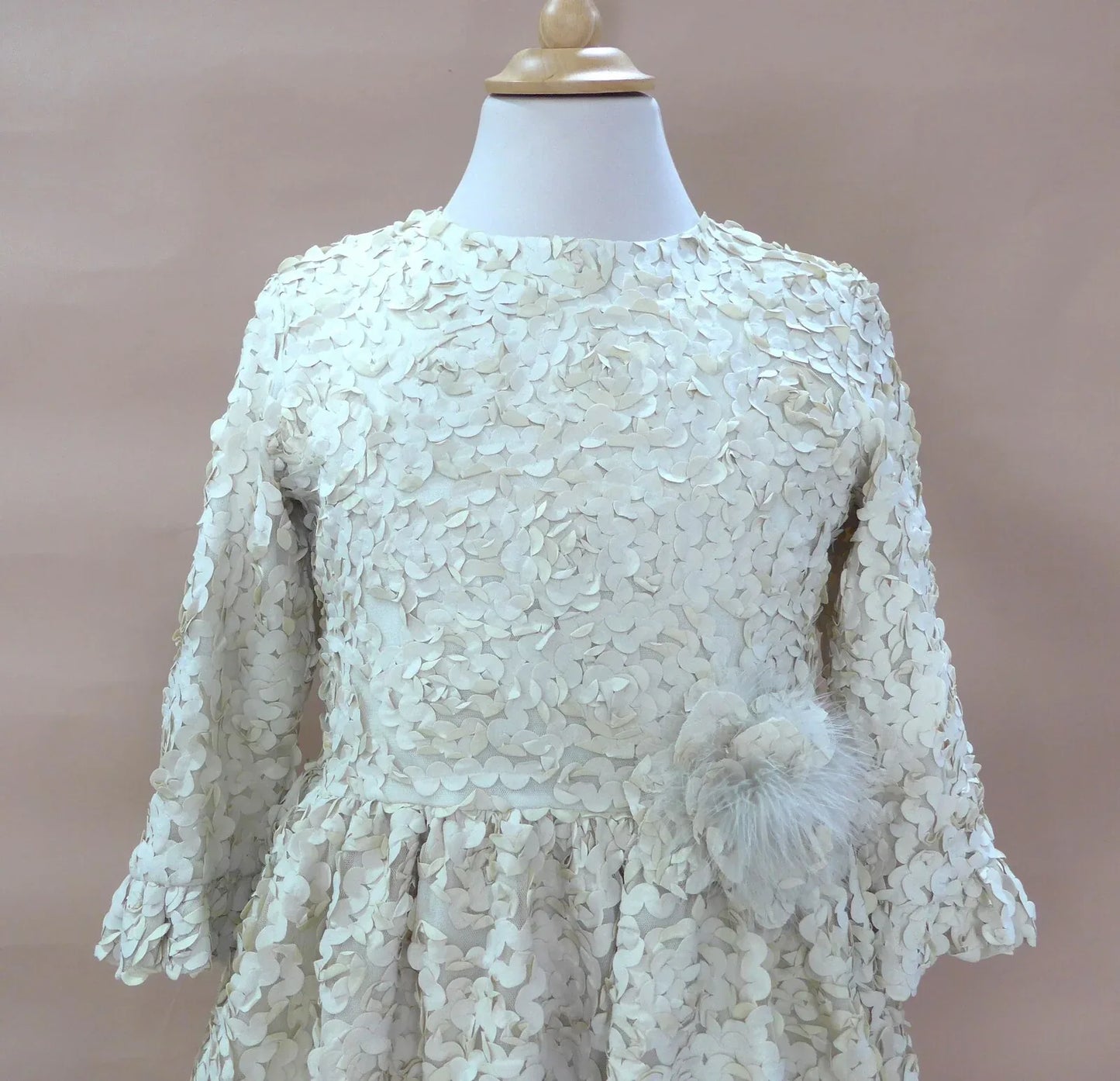 Vestido beig con petalitos beig y plumas - PARDALETS