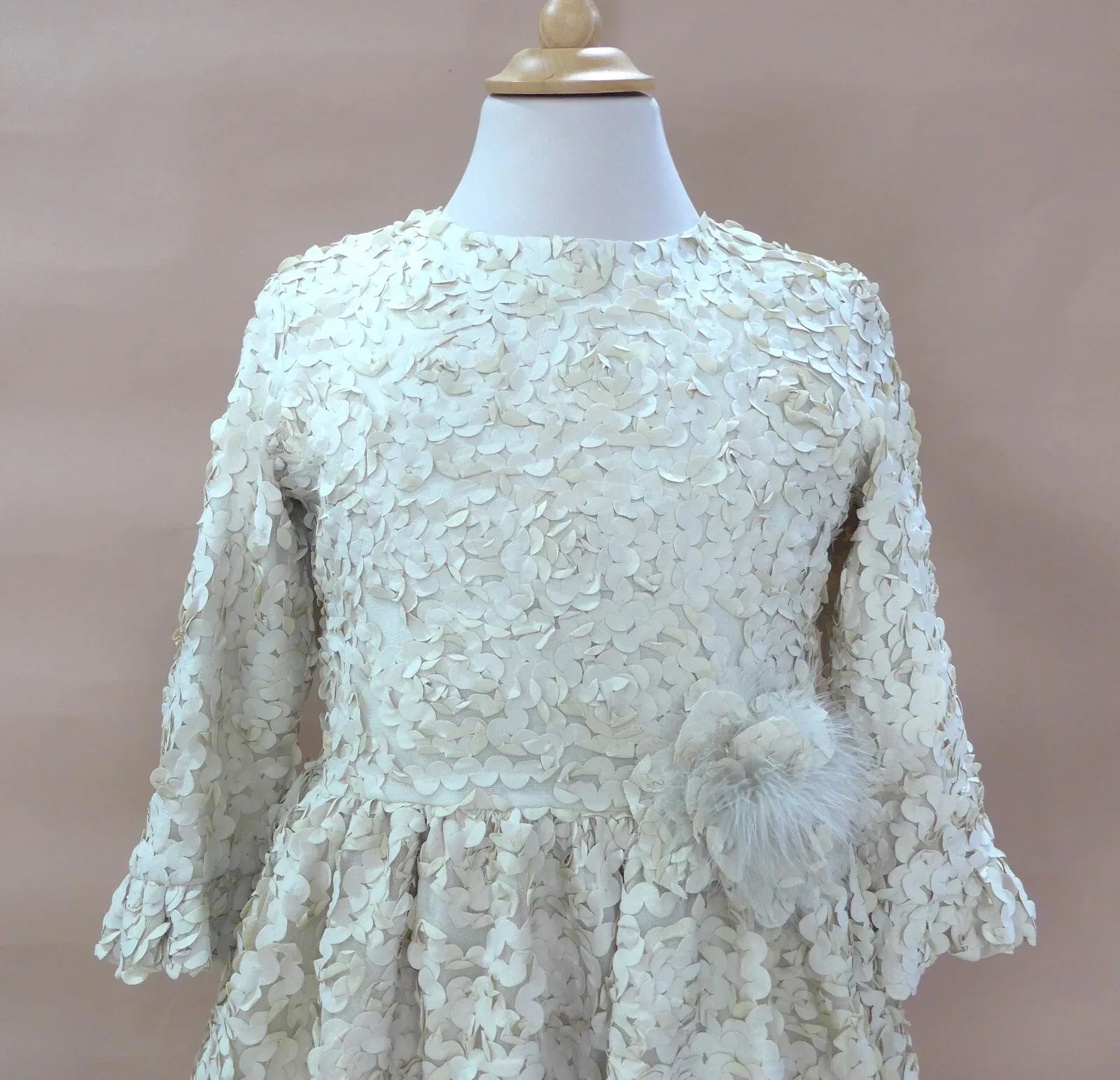 Vestido beig con petalitos beig y plumas - PARDALETS