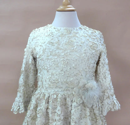 Vestido beig con petalitos beig y plumas - PARDALETS