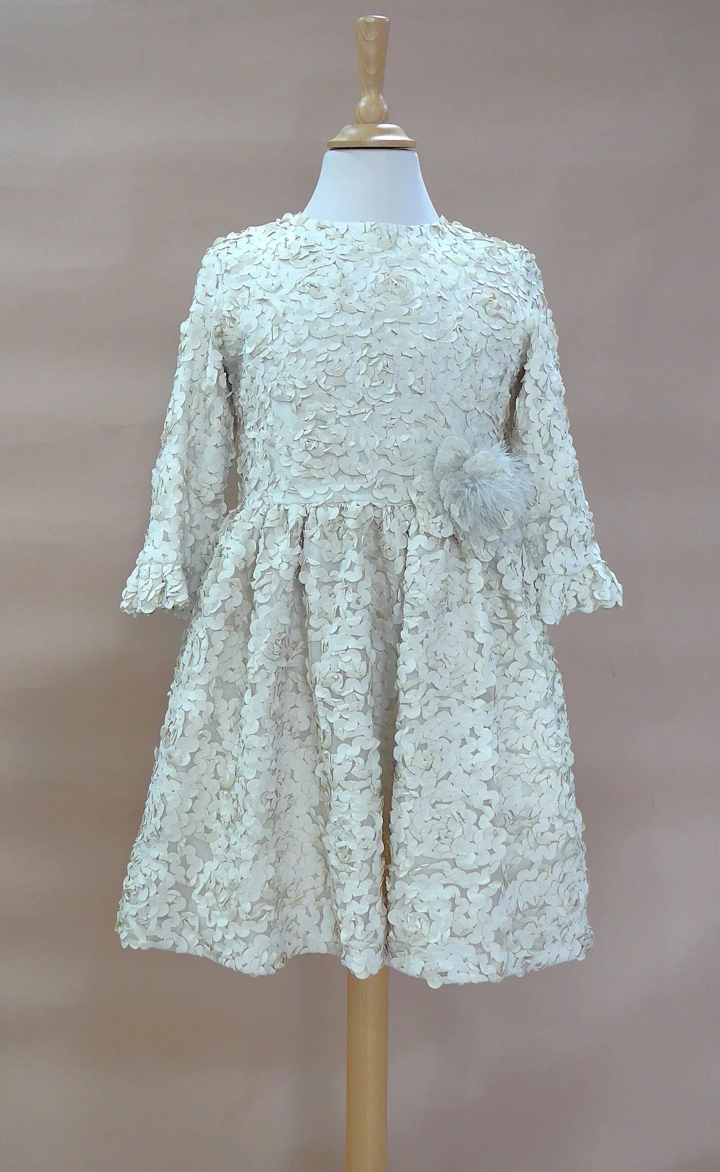 Vestido beig con petalitos beig y plumas - PARDALETS