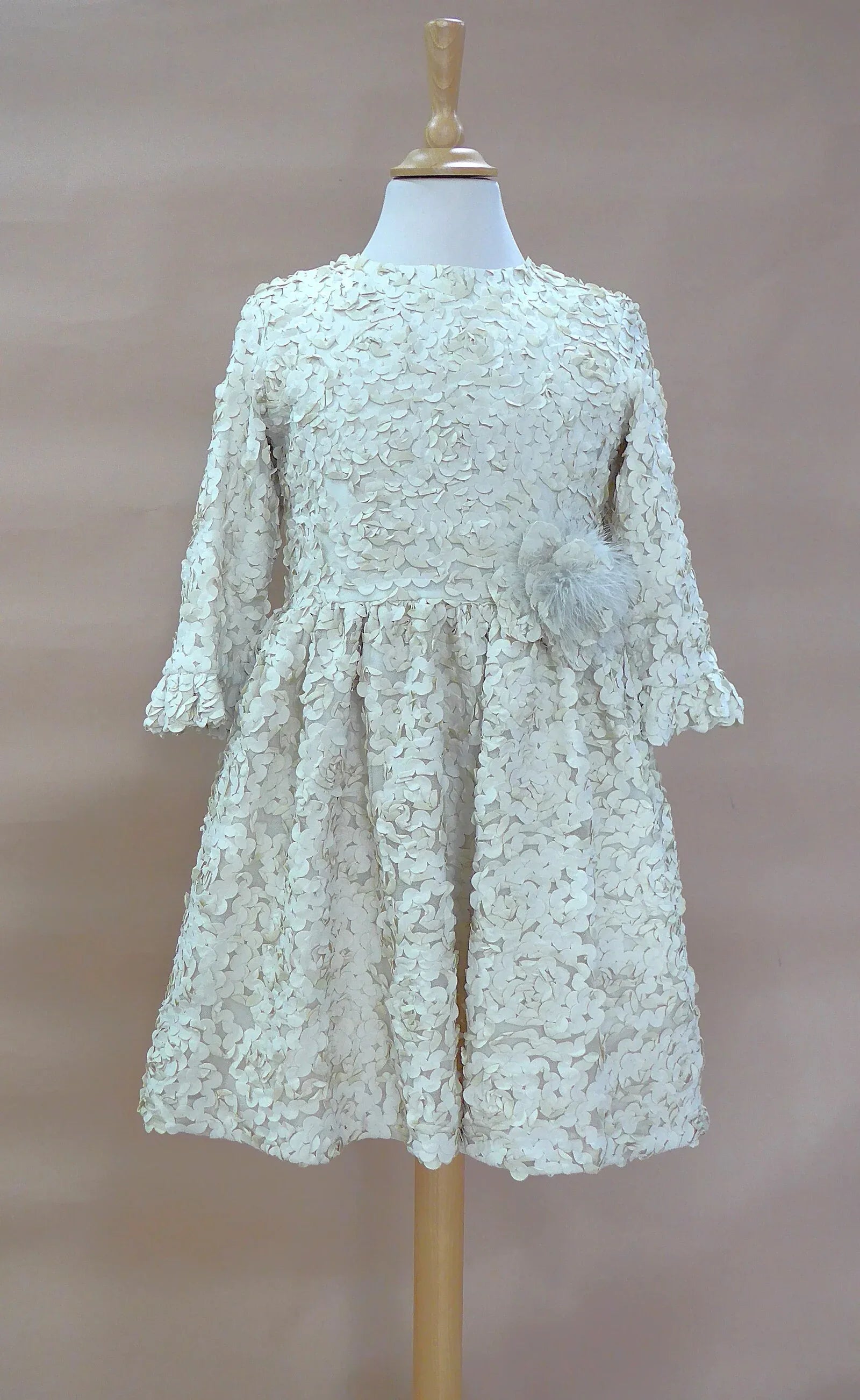 Vestido beig con petalitos beig y plumas - PARDALETS