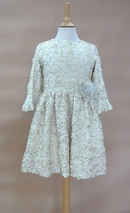 Vestido beig con petalitos beig y plumas - PARDALETS