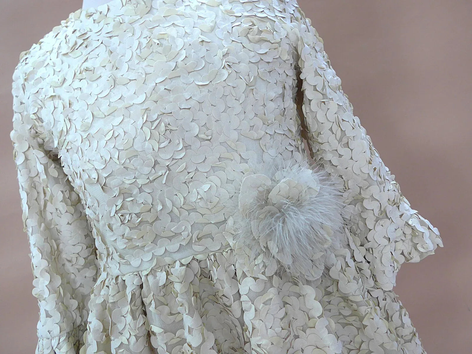 Vestido beig con petalitos beig y plumas - PARDALETS