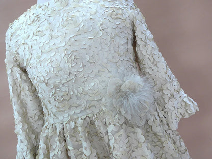 Vestido beig con petalitos beig y plumas - PARDALETS