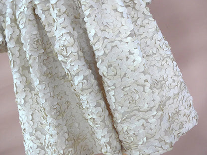 Vestido beig con petalitos beig y plumas - PARDALETS