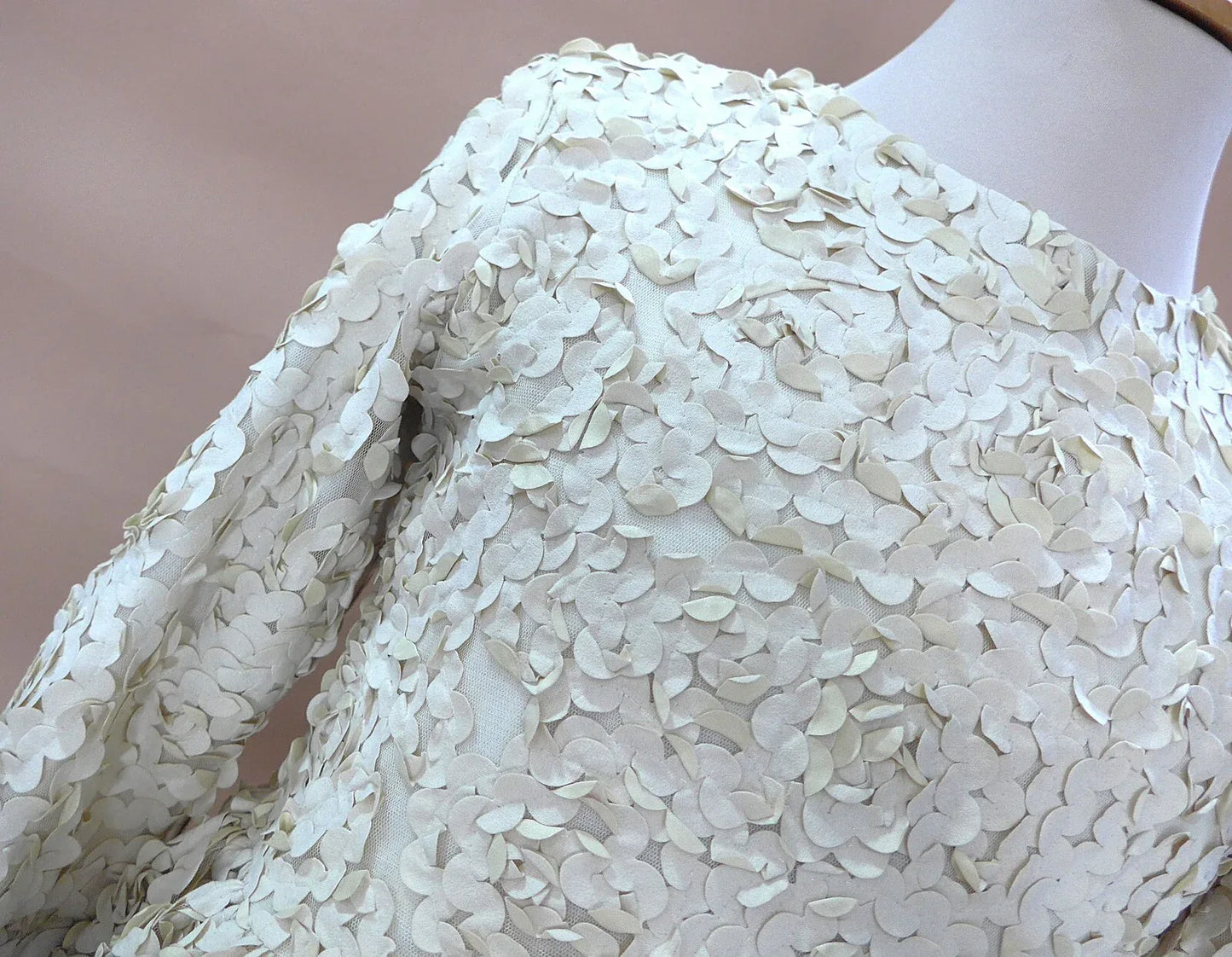 Vestido beig con petalitos beig y plumas - PARDALETS