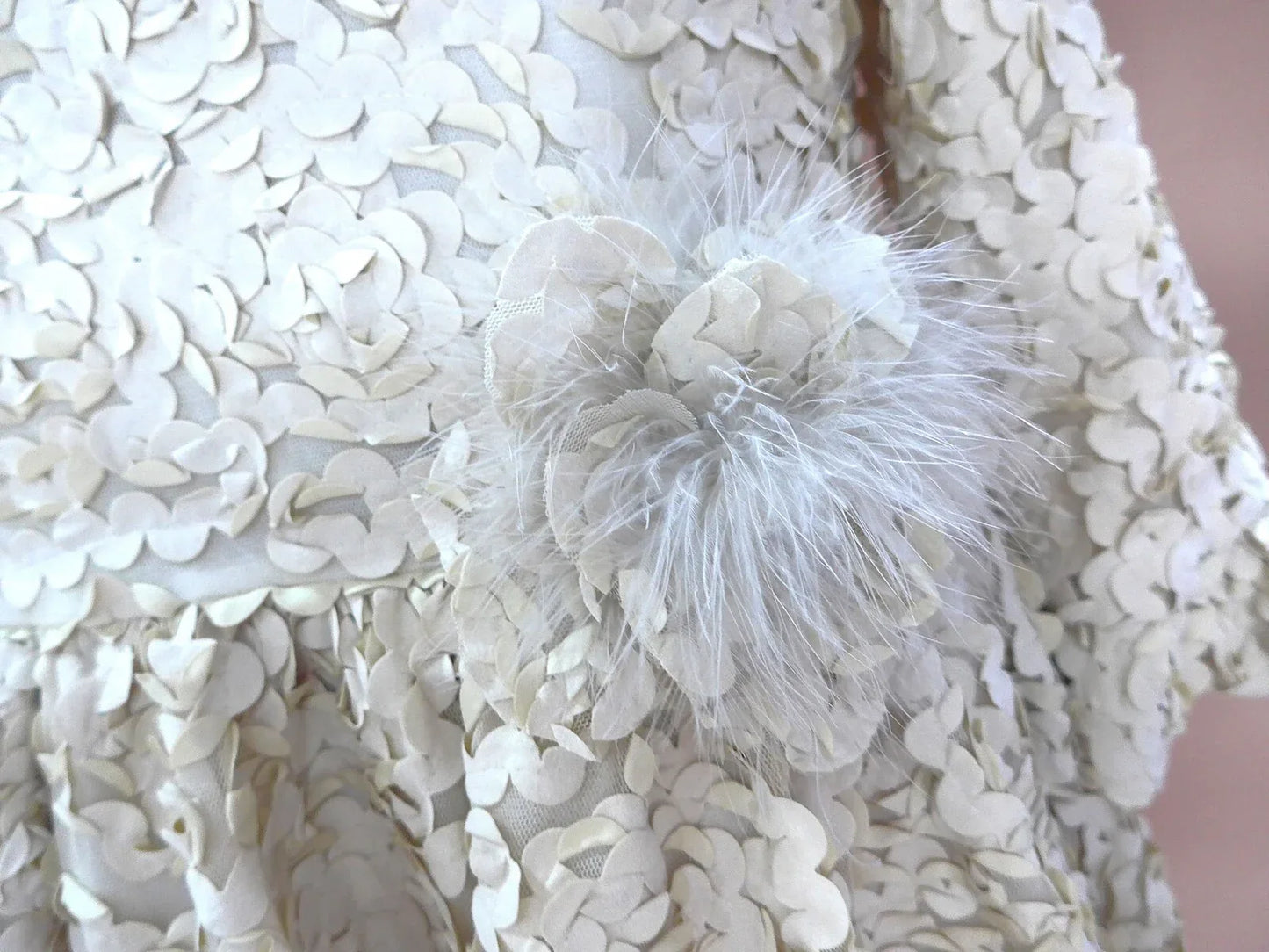 Vestido beig con petalitos beig y plumas - PARDALETS