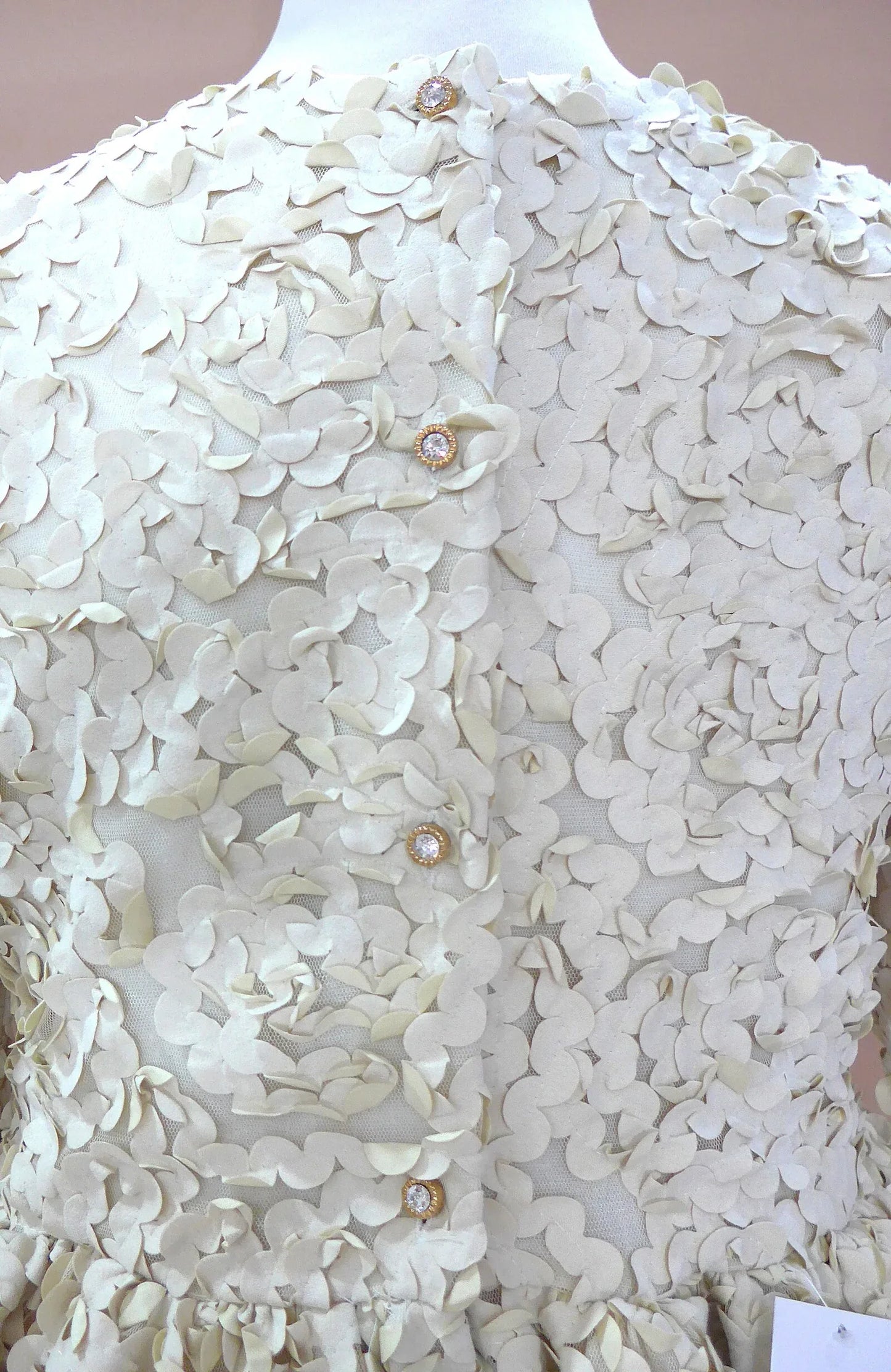 Vestido beig con petalitos beig y plumas - PARDALETS