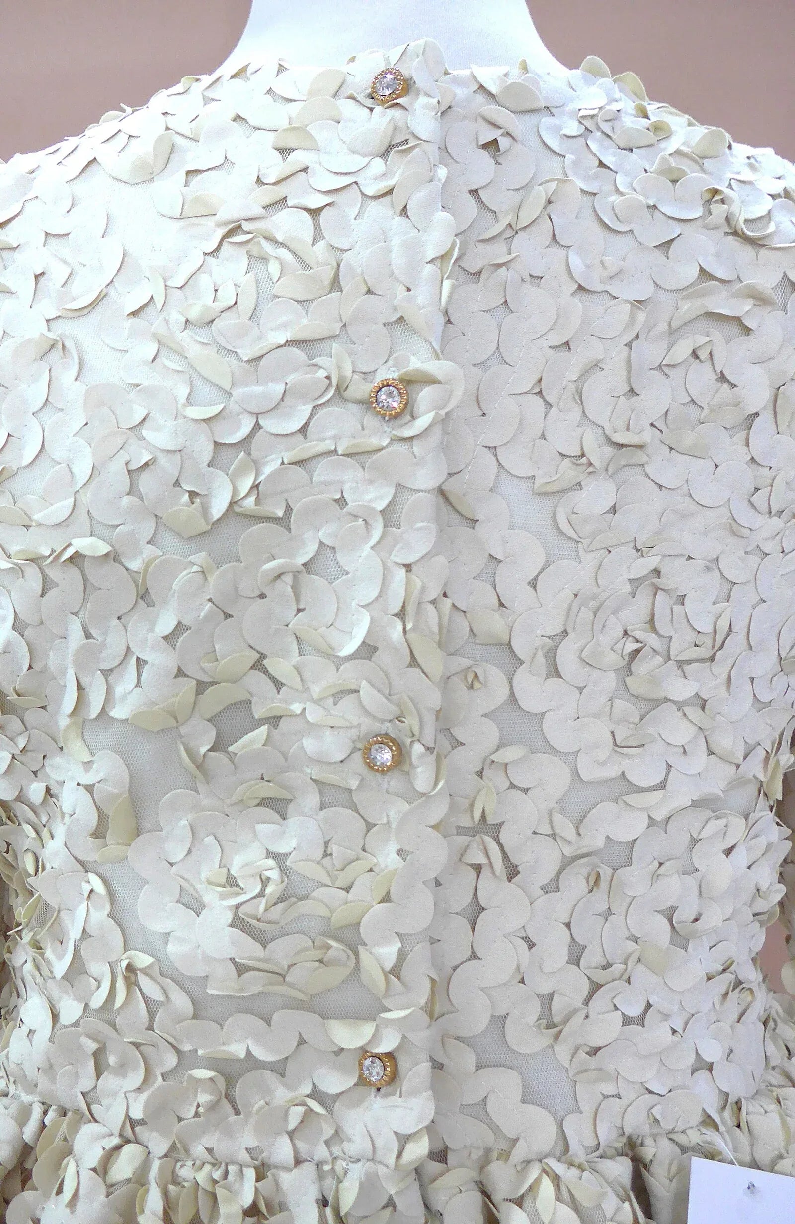 Vestido beig con petalitos beig y plumas - PARDALETS