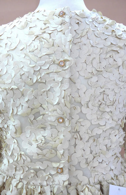 Vestido beig con petalitos beig y plumas - PARDALETS