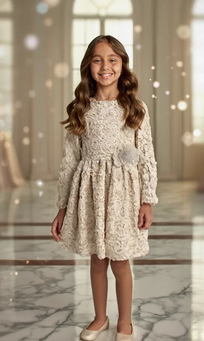 Vestido beig con petalitos beig y plumas - PARDALETS