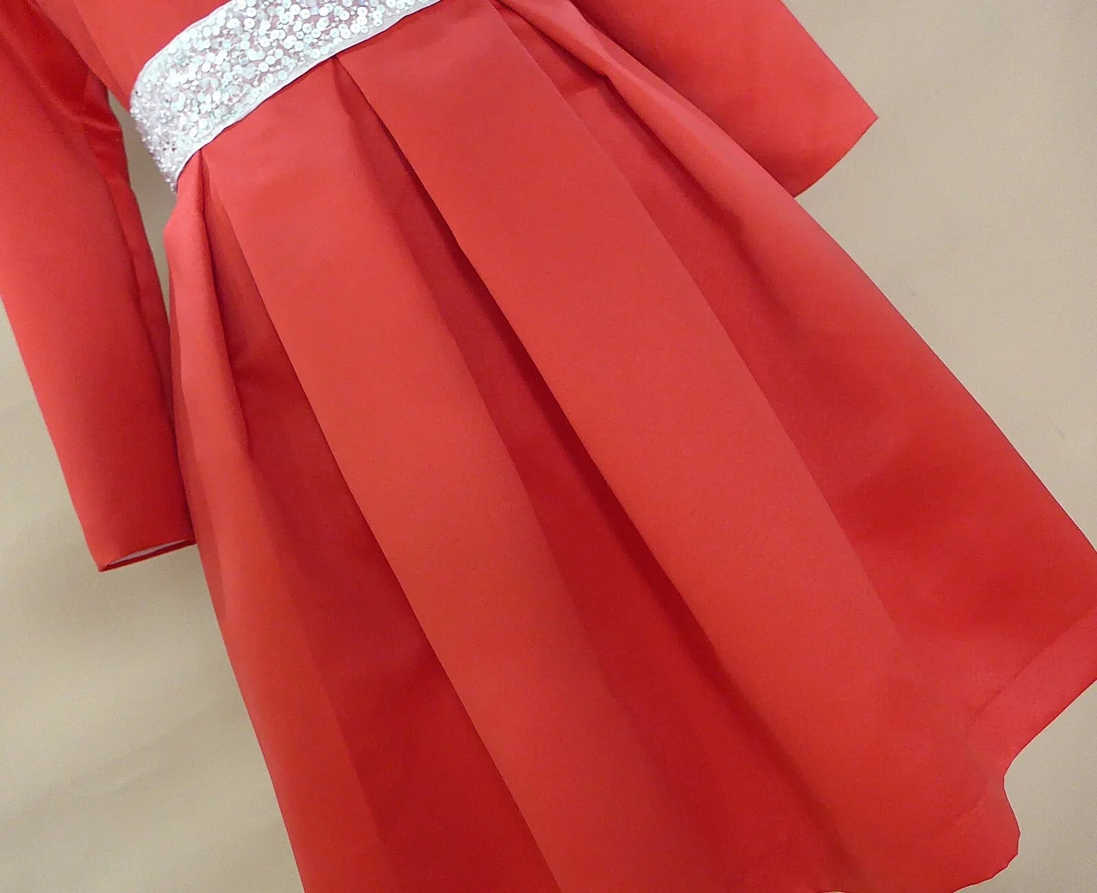Vestido rojo con fajin de pedreria blanco - PARDALETS