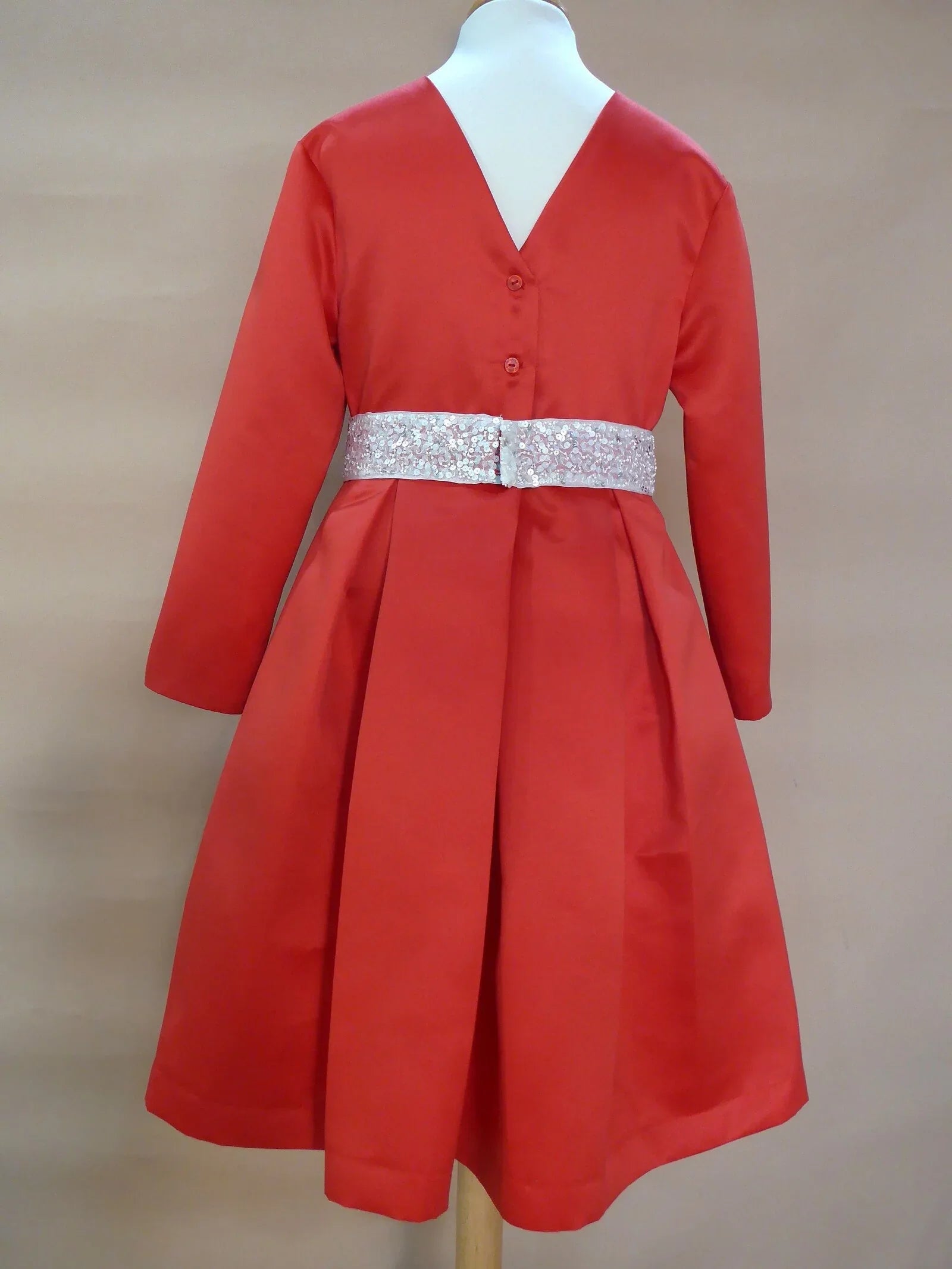 Vestido rojo con fajin de pedreria blanco - PARDALETS
