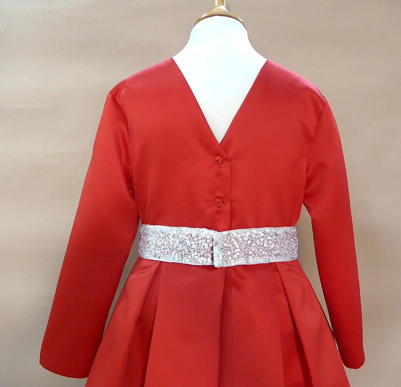 Vestido rojo con fajin de pedreria blanco - PARDALETS