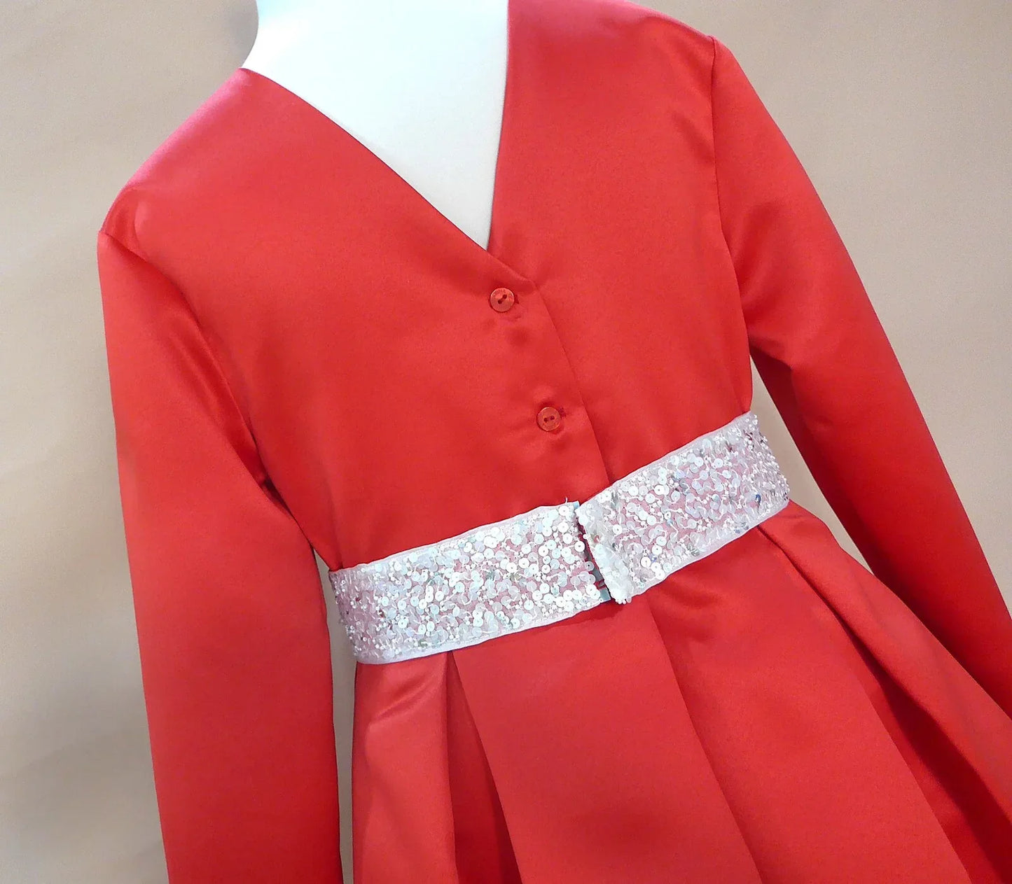 Vestido rojo con fajin de pedreria blanco - PARDALETS