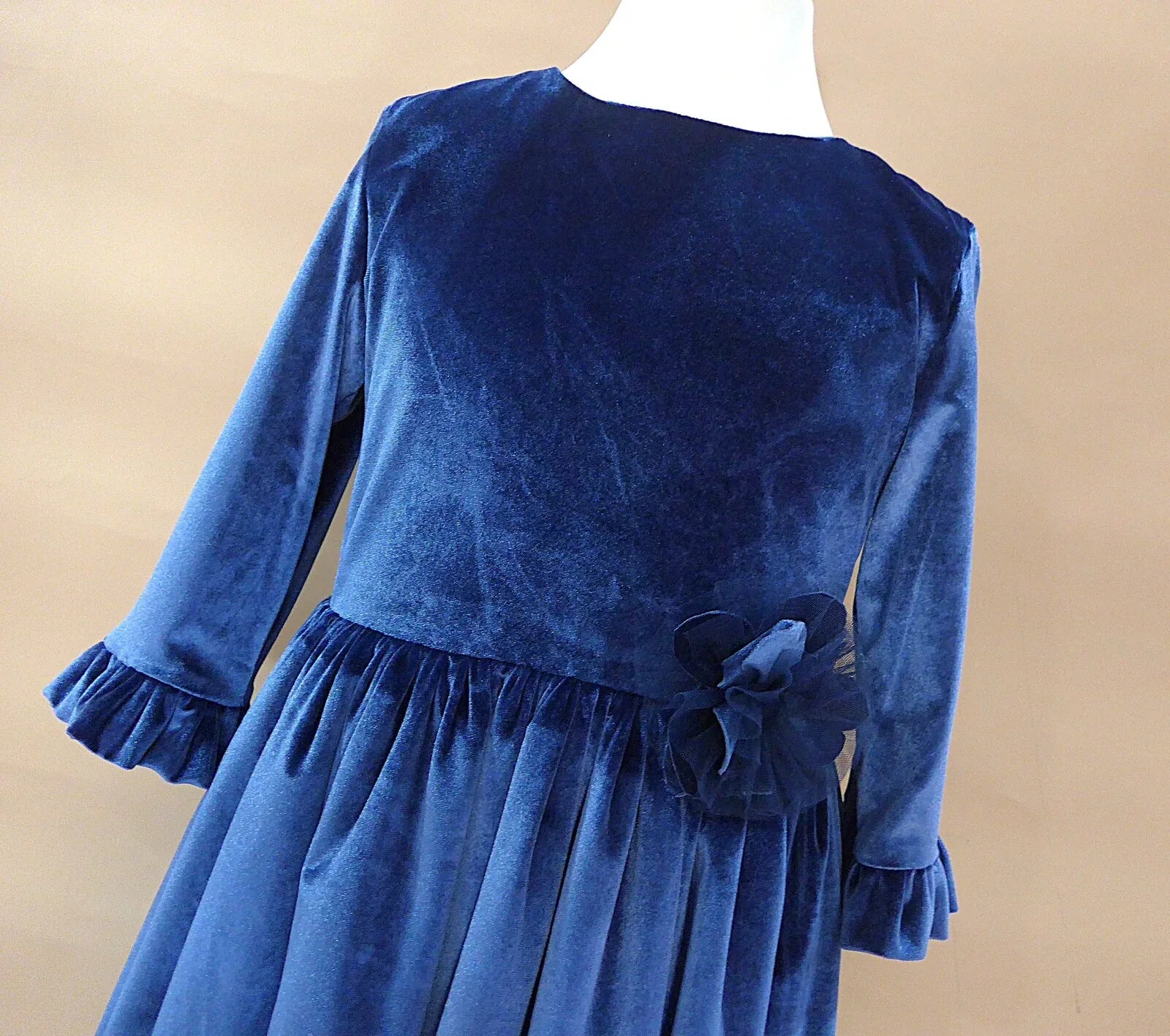 Vestido terciopelo azul marino con roseton - PARDALETS