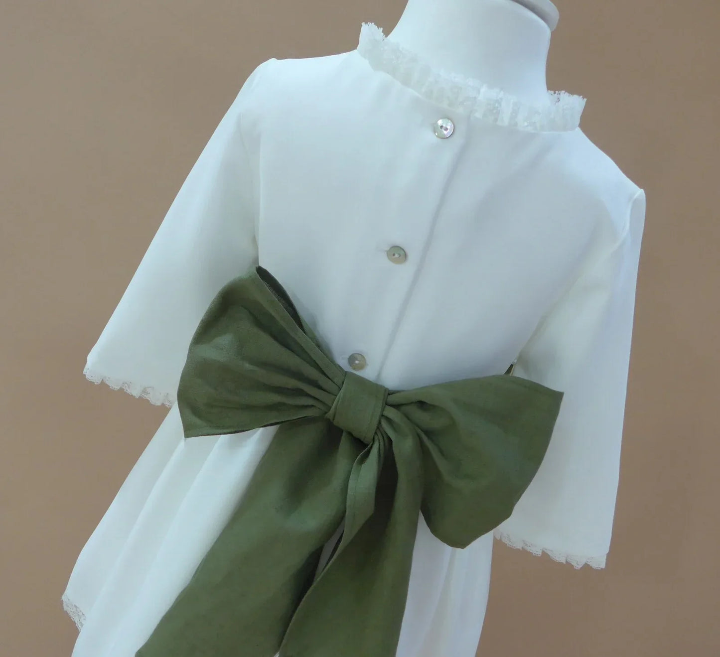 Vestido blanco con puntillas y fajin lino verde - PARDALETS