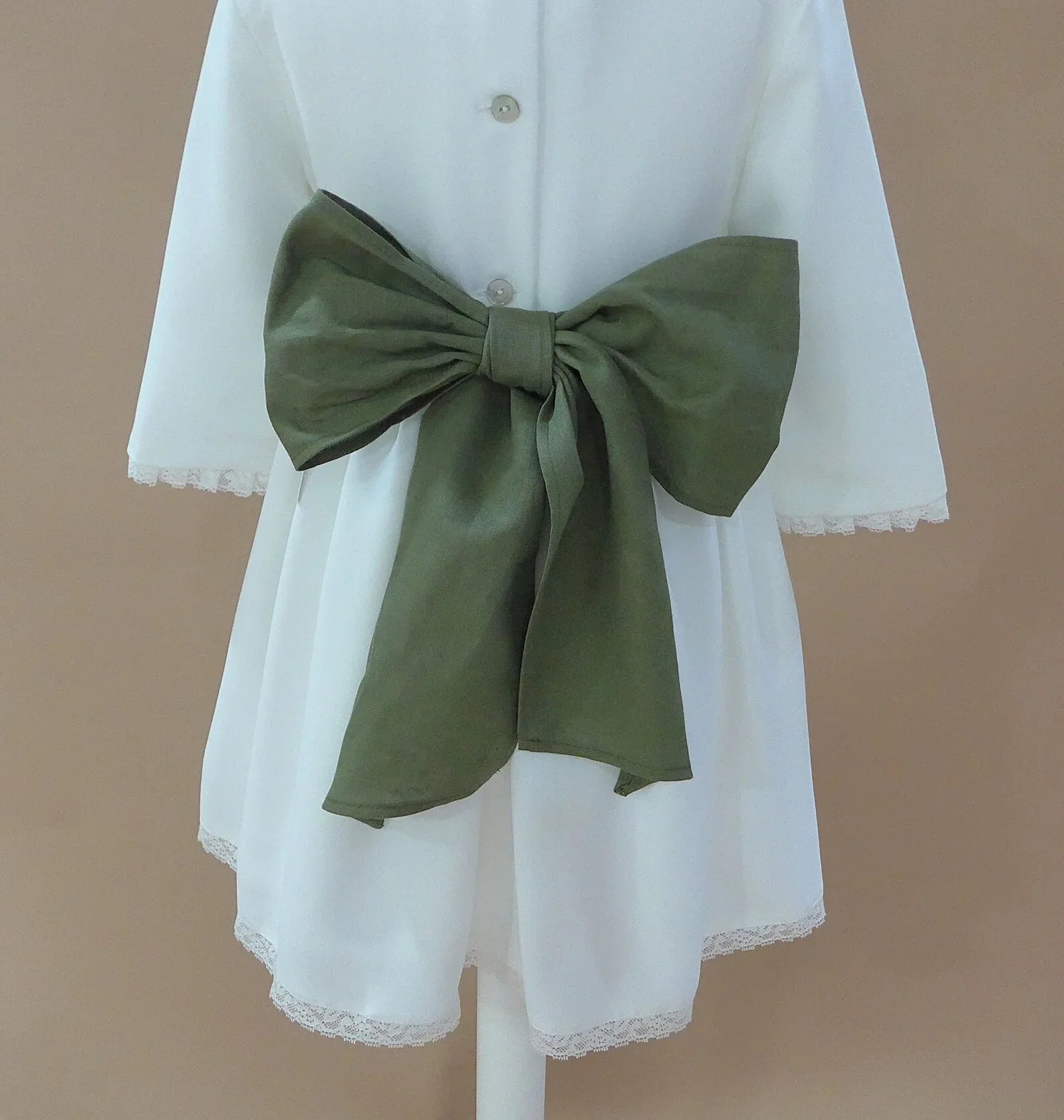Vestido blanco con puntillas y fajin lino verde - PARDALETS