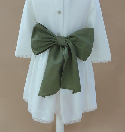 Vestido blanco con puntillas y fajin lino verde - PARDALETS