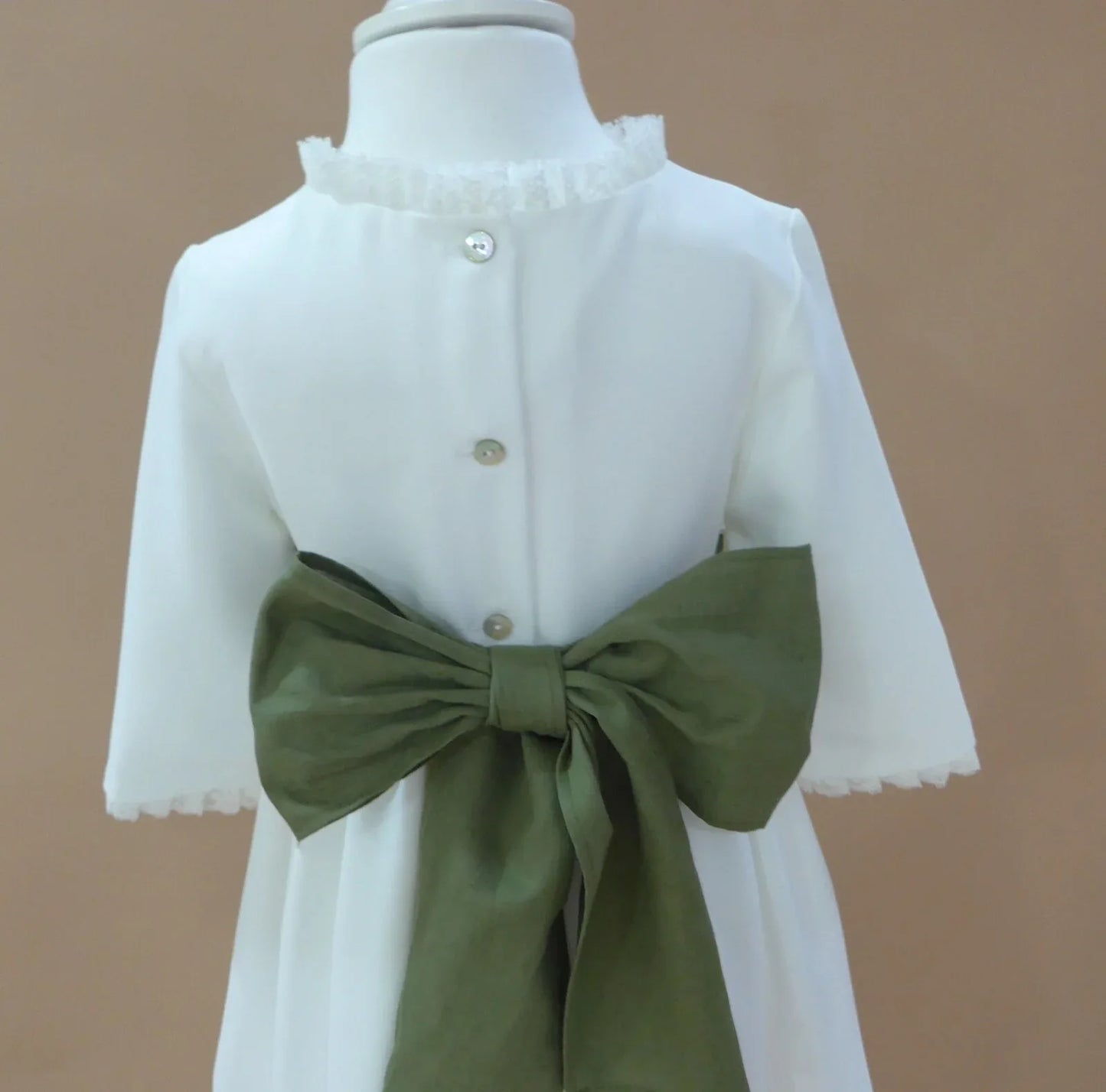 Vestido blanco con puntillas y fajin lino verde - PARDALETS
