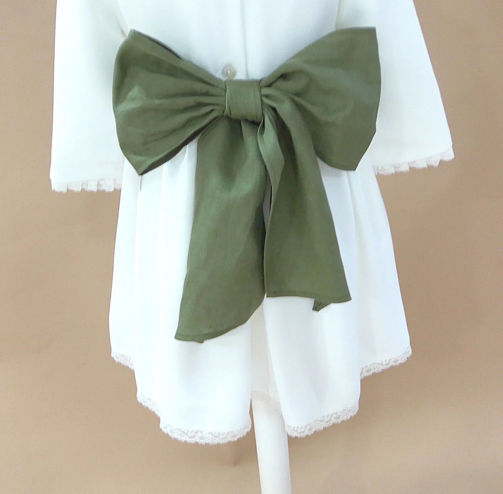 Vestido blanco con puntillas y fajin lino verde - PARDALETS