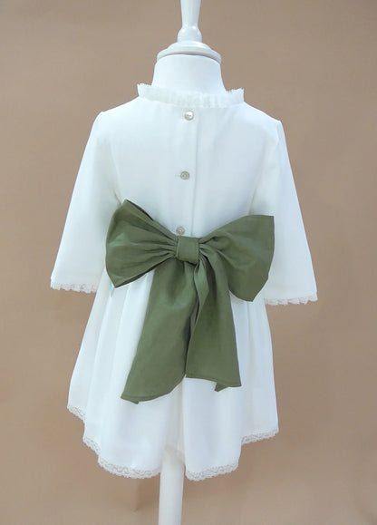 Vestido blanco con puntillas y fajin lino verde - PARDALETS