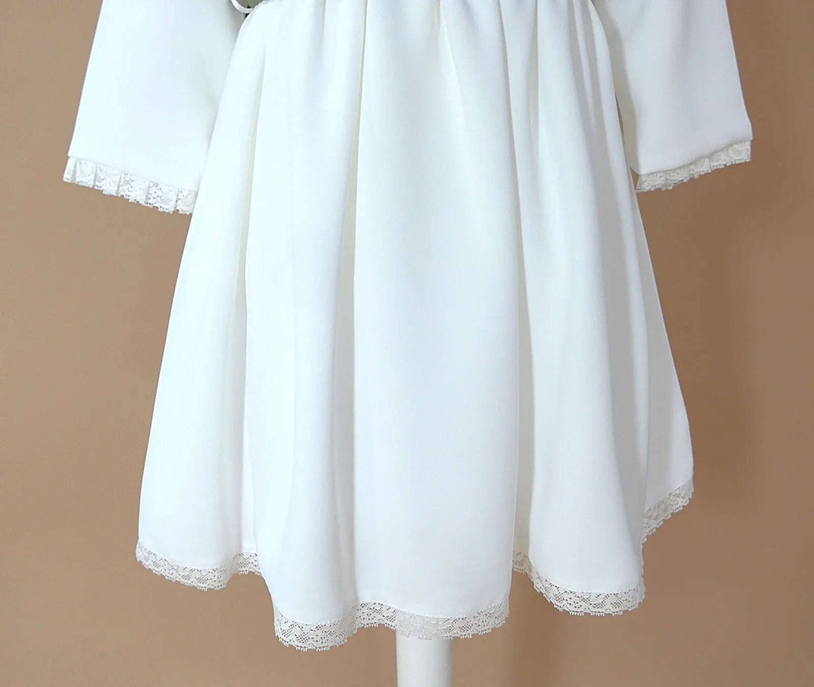 Vestido blanco con puntillas y fajin lino verde - PARDALETS