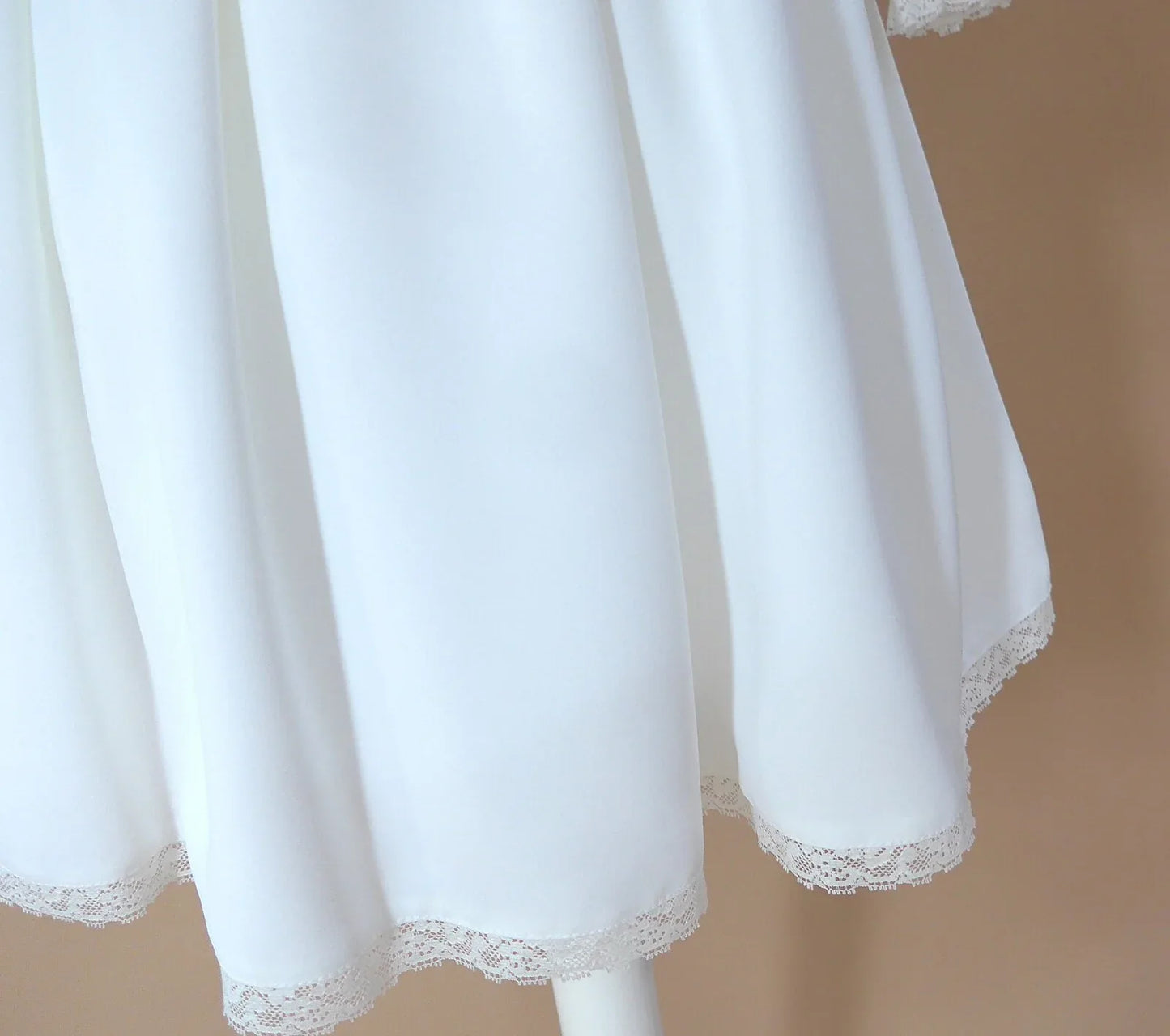 Vestido blanco con puntillas y fajin lino verde - PARDALETS