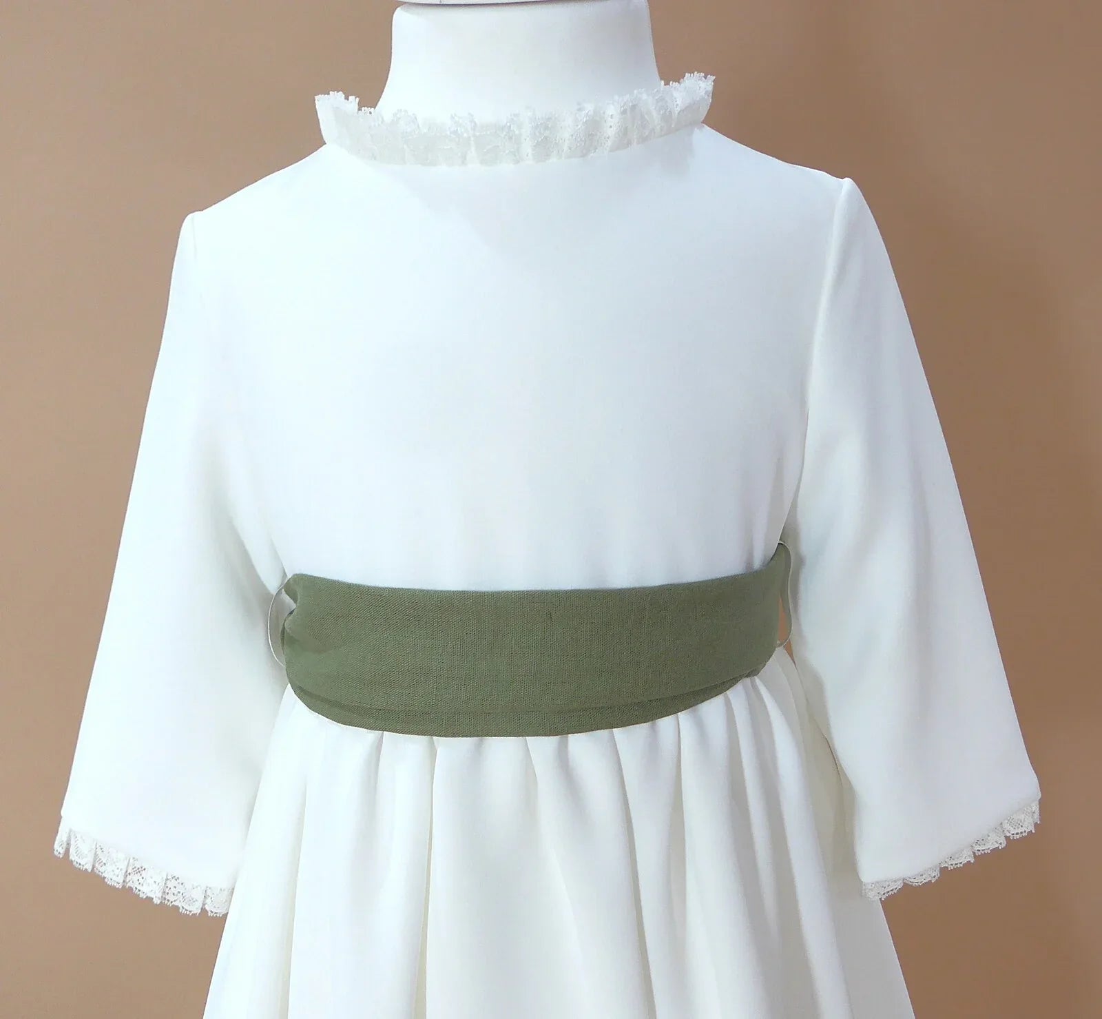 Vestido blanco con puntillas y fajin lino verde - PARDALETS