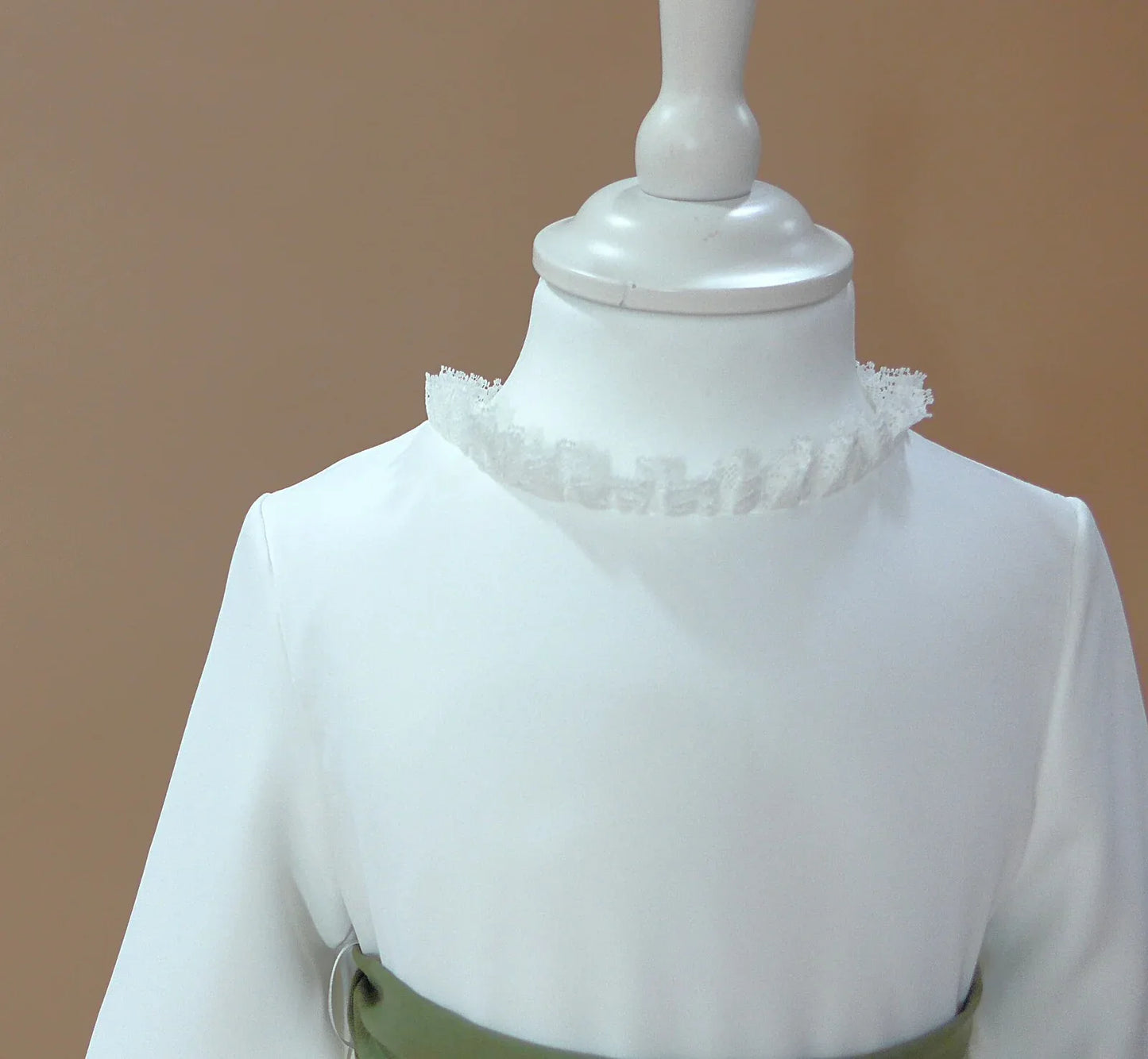 Vestido blanco con puntillas y fajin lino verde - PARDALETS