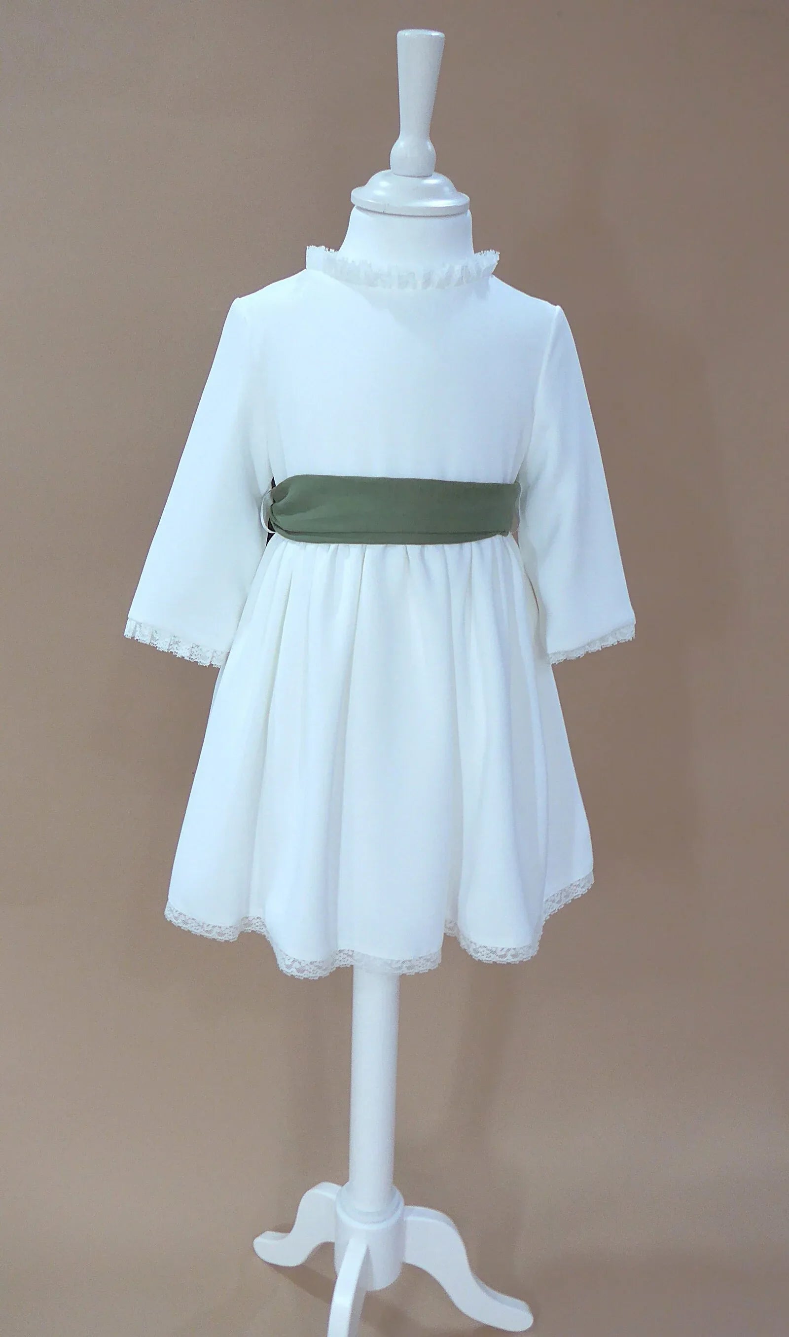 Vestido blanco con puntillas y fajin lino verde - PARDALETS